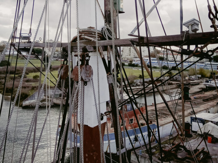 Mast en tuigage aan boord van zeilschepen